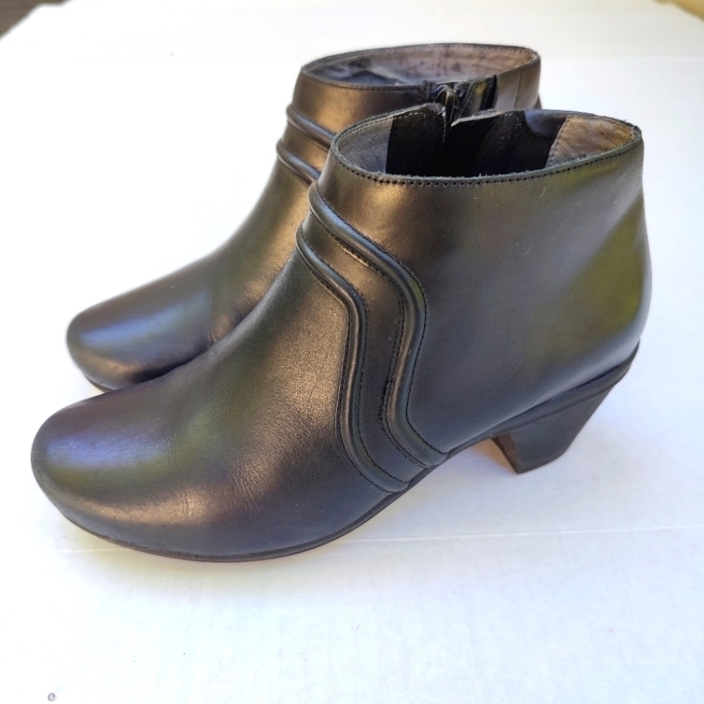 Abeo Raegan Leather Booties Women’s size 6 N